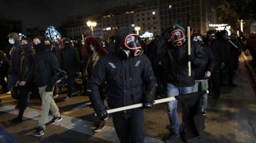 Επέτειος δολοφονίας Γρηγορόπουλου: Αντιεξουσιαστές με αντιασφυξιογόνες μάσκες και σημαίες-κοντάρια στην πορεία [Εικόνες]