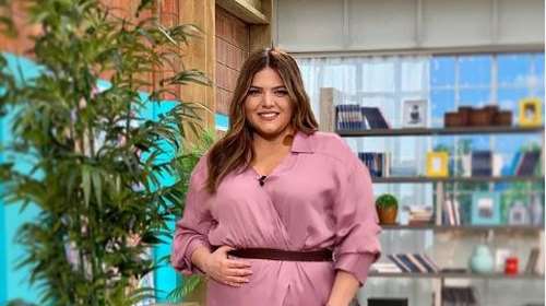 H Δανάη Μπάρκα με ανοιξιάτικο φόρεμα από το Zara που μπορεί να σταθεί σε κάθε περίσταση