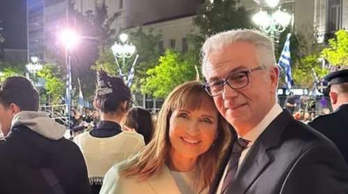 H Mάρα Ζαχαρέα με το μαγιό της στο σπίτι της στην Πάρο