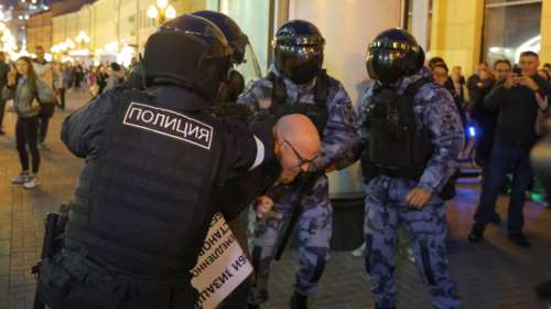 Χαμός στη Ρωσία: Τους συλλαμβάνουν στις διαδηλώσεις και τους στέλνουν στο μέτωπο - Δεν είναι παράνομο, λέει ο Πεσκόφ