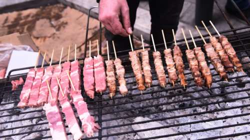 Τσικνοπέμπτη στο μπαλκόνι για τους Θεσσαλονικείς - Οικογενειακές παραγγελίες στα κρεοπωλεία