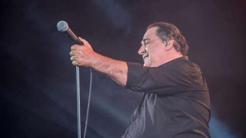 Βασίλης Καρράς: Η σπαρακτική στιγμή στην κηδεία και το τραγούδι για τη σύζυγό του