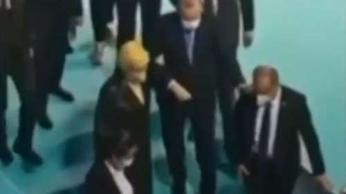 Σάλος στην Τουρκία: Ο Ερντογάν κατεβαίνει σκάλες υποβασταζόμενος από την Εμινέ και σωματοφύλακα του [Βίντεο]