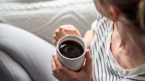 Καφές ή τσάι; Νέα μελέτη αποκαλύπτει ποιο αυξάνει τον κίνδυνο εγκεφαλικού και ποιο τον μειώνει