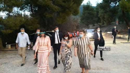 Στην Επίδαυρο η Σακελλαροπούλου - Παρακολούθησε τη συναυλία του Λεωνίδα Καβάκου [Εικόνες]