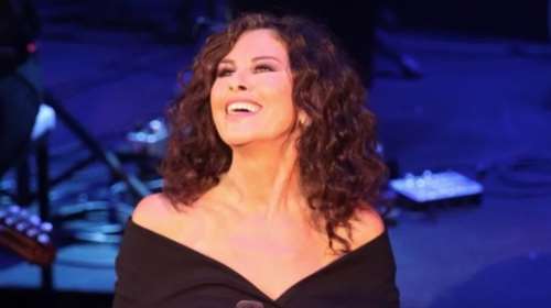 Ελευθερία Αρβανιτάκη: Χαμογελαστή σε παρουσίαση βιβλίου - Το φυσικό μακιγιάζ της