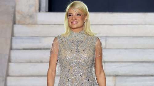 Φαίη Σκορδά: Με κόκκινο φόρεμα αγκαλιά με τη Βάσια Λόη, πριν από 18 χρόνια