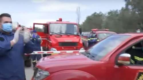 Το συγκινητικό &quot;ευχαριστώ&quot; των πυροσβεστών στο προσωπικό του &quot;Σωτηρία&quot;-Βίντεο