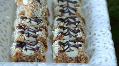 Vegan σοκολατένιο γλυκό χωρίς ζάχαρη - Με 4 υλικά, έτοιμο σε 30 λεπτά