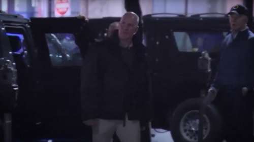 Τζο Μπάιντεν: Η στιγμή που ο Αμερικανός πρόεδρος σαστίζει όταν βλέπει όχημα να πέφτει στην αυτοκινητοπομπή του