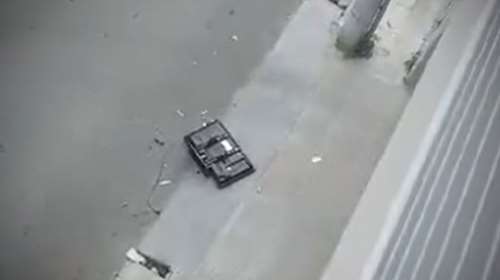 Viral: Πέταξε την τηλεόρασή του από το μπαλκόνι - Δεν ήθελε να ακούει άλλο για κορονοϊό [Βίντεο]