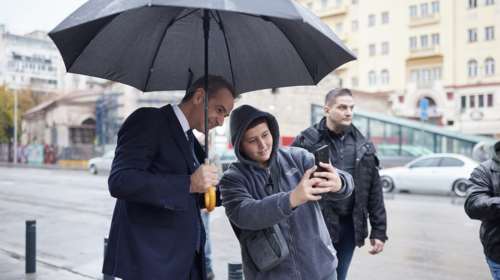 Η βόλτα του Κυριάκου Μητσοτάκη στη γειτονιά του μετρό: Έβγαλε selfie και μίλησε με καταστηματάρχες