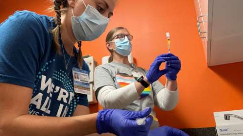 Pfizer και BioNTech ανακοίνωσαν δοκιμές εμβολίου που αντιμετωπίζει και την υποπαραλλαγή BA.2 Omicron