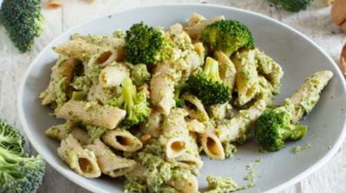 Εύκολη μακαρονάδα με μπρόκολο, τσένταρ και παρμεζάνα