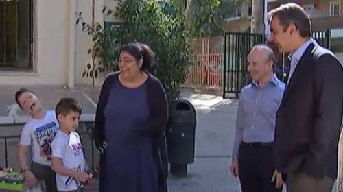 Απίθανος μικρός μαθητής: &quot;Λιποθύμησε&quot; μόλις είδε τον Μητσοτάκη στο σχολείο του [βίντεο]