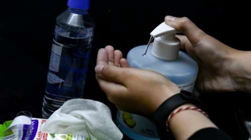 Αισχροκέρδεια: Πουλάνε 28 ευρώ τα 800 ml αντισηπτικό υγρό - Στα 7 ευρώ η μάσκα