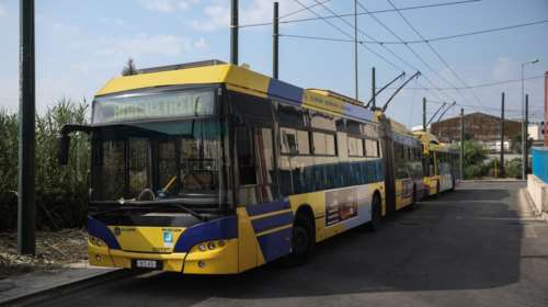 Πατήσια: ΙΧ που οδηγούσε μεθυσμένος αστυνομικός συγκρούστηκε με τρόλεϊ