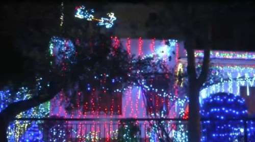 Αυτό είναι το πιο χριστουγεννιάτικο σπίτι στην Ελλάδα: Χρειάστηκαν 20 μέρες και 20.000 λαμπιόνια για τον στολισμό