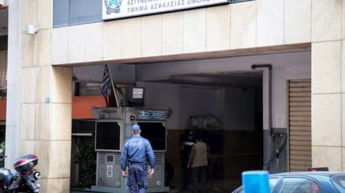 Απόδραση κρατούμενου από το Τμήμα Ασφαλείας Ομόνοιας: Του έβγαλαν της χειροπέδες και εξαφανίστηκε