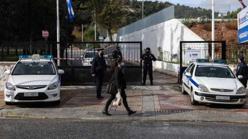 Κορονοϊός: &quot;Φρούριο&quot; ο Ναός της Αγίας Βαρβάρας στο Αιγάλεω - Επί ποδός άντρες της ΕΛΑΣ [Εικόνες]