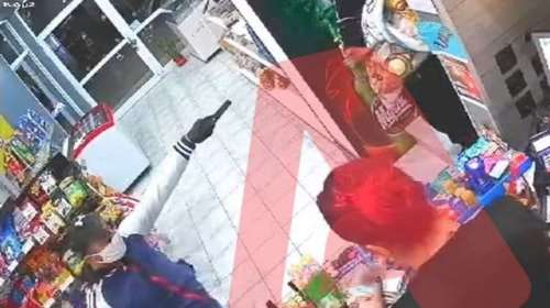 Βίντεο - ντοκουμέντο: Ληστής σημαδεύει με όπλο μητέρα και μωρό σε μίνι μάρκετ στα Λιόσια