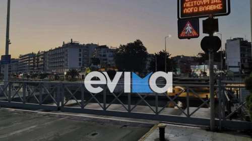 Κομμένη στα δύο η Χαλκίδα: &quot;Κόλλησε&quot; η παλιά γέφυρα του Ευρίπου και δεν κλείνει [βίντεο]