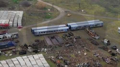 Τέμπη: Τα απομεινάρια του τρένου μετά τη σύγκρουση - Εικόνες από το  νεκροταφείο των βαγονιών