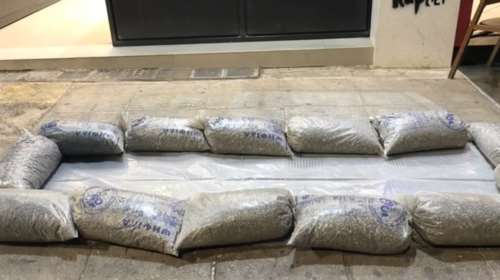 Κακοκαιρία: Ο λόγος που τοποθετούν νάιλον και σακιά σε σχάρες στον δρόμο - Τι βρίσκεται κάτω από το πεζοδρόμιο