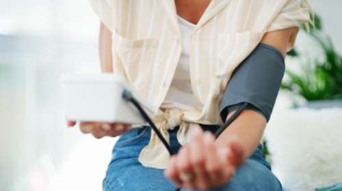 Τα συχνότερα λάθη που κάνουμε όταν μετράμε την πίεσή μας - Οδηγούν σε &quot;φουσκωμένα&quot; αποτελέσματα