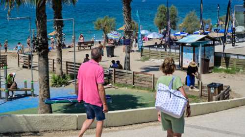 Καύσωνας: Το αδιαχώρητο επικρατεί στις παραλίες της Αττικής - Αυξημένη η κίνηση στην παραλιακή