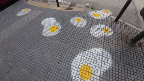 Θεσσαλονίκη: Ζωγραφισμένα τηγανητά αβγά στέλνουν &quot;μήνυμα&quot; σε όσους περπατούν σκυμμένοι με το κινητό τους