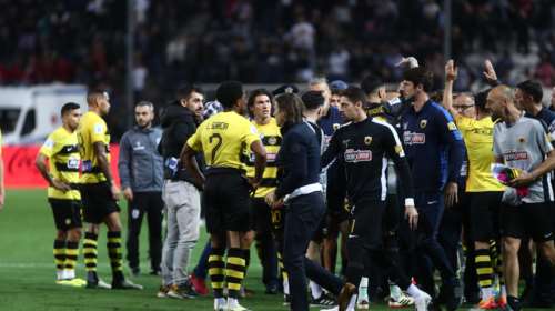 Ένταση στο φινάλε του ΠΑΟΚ - ΑΕΚ: Εκτός εαυτού ο Αλμέιδα, κανείς δεν μπορούσε να τον συγκρατήσει