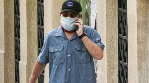 Πέτρος Φιλιππίδης: Η πρώτη δημόσια εμφάνιση μετά τη δίωξη για βιασμό - Με καπέλο, γυαλιά και μάσκα [Εικόνες]