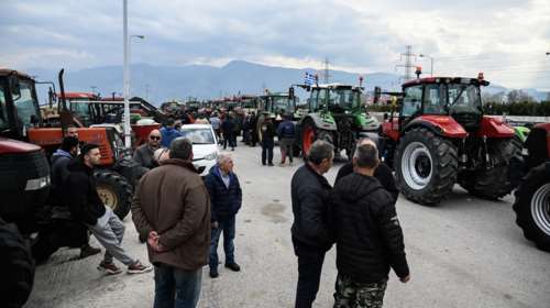 Κλειστή από τρακτέρ η εθνική οδός Ιωαννίνων -Κακκαβίας στον κόμβο Καλπακίου
