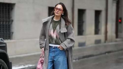 Λευκό t-shirt κάτω από το πουλόβερ: Ένα στιλιστικό trick που ξεκινά τον 17ο αιώνα