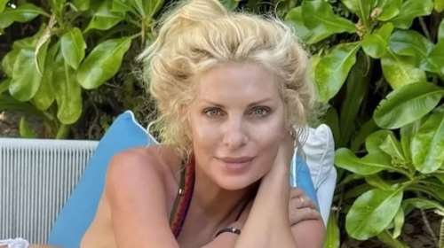 Με σώμα που θα ζήλευε και μοντέλο: Η Ελένη Μενεγάκη ποζάρει στις Μαλδίβες με το μικροσκοπικό μπικίνι της