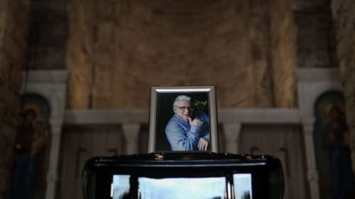 Σε εξέλιξη το λαϊκό προσκύνημα για τον Κώστα Βουτσά