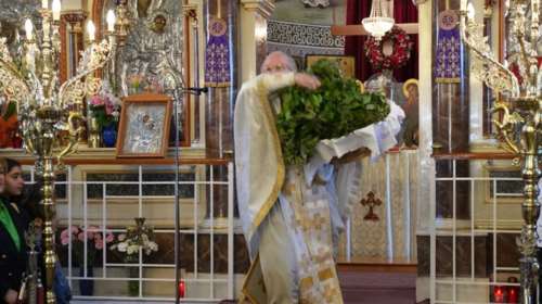 Η εντυπωσιακή πρώτη Ανάσταση στη Χίο - Έκλεψε ξανά την παράσταση ο viral ιερέας Χριστόφορος Γουρλής [βίντεο]