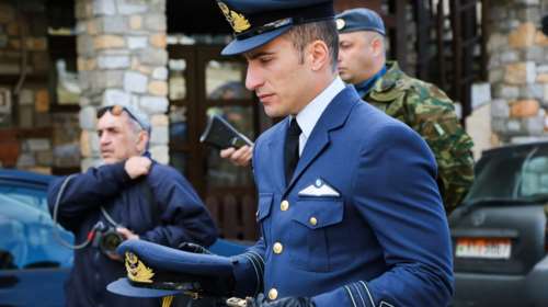 Κηδεία Σμηναγού Τσιτλακίδη: Ο συνάδελφός του που θα τον πάντρευε τον Οκτώβριο, μετέφερε το ξίφος και το πηλήκιό του [βίντεο]