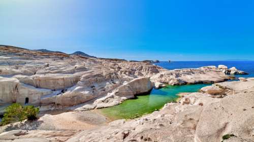 Βραχώδη τοπία, γαλαζοπράσινα νερά: Αυτές τις 10 ελληνικές παραλίες αποθεώνουν οι Γερμανοί