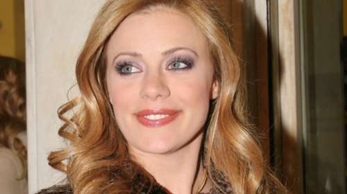 29 χρόνια πριν: Η Ζέτα Μακρυπούλια μελαχρινή, ποζάρει με μαγιό σε ηλικία 17 ετών