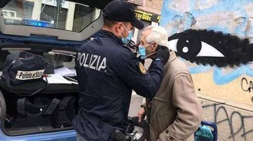 Viral η συγκινητική φωτογραφία με Ιταλούς αστυνομικούς που φορούν μάσκα σε ηλικιωμένο