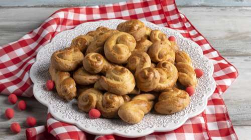 Η τοπ κλασική συνταγή για τα πασχαλινά κουλουράκια από τον Ακη Πετρετζίκη