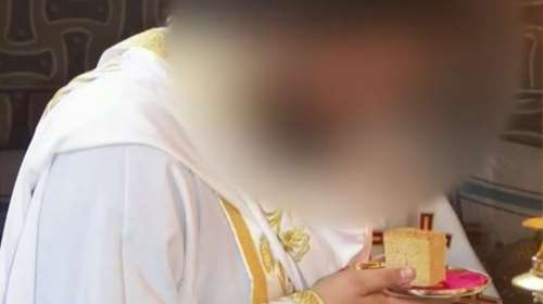 Η πρώτη αντίδραση της συζύγου και της κουνιάδας του ιερέα πατέρα 3 παιδιών που κατηγορείται για βιασμό ανήλικης