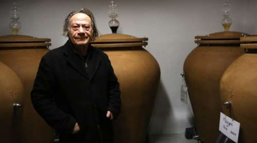 Δεν πάει πουθενά: Οινοποιός της Σαντορίνης παραμένει δίπλα στα πιθάρια με το κρασί του, μια ανάσα από το Κολούμπο