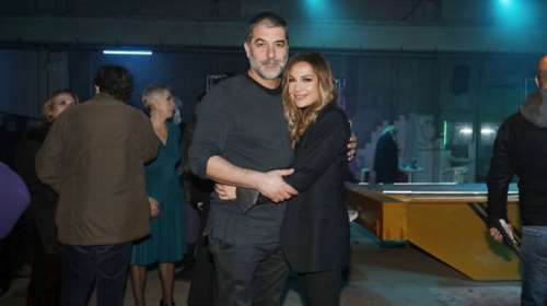 Ο Βασίλης Μπισμπίκης εύχεται στη Δέσποινα Βανδή, κρατώντας της το χέρι | Δείτε τη φωτογραφία