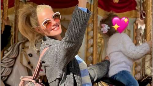 Ζέτα Μακρυπούλια: Η πρωινή casual εμφάνιση με παλτό ψαροκόκκαλο και τις κατάξανθες ανιψιές της