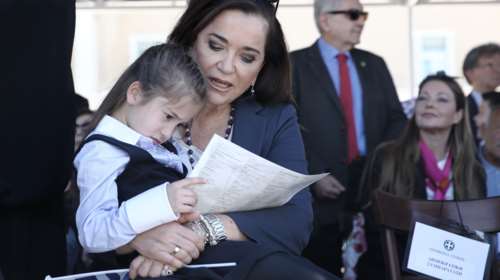 Συγκίνηση: Όταν η Ντόρα έγινε "γιαγιά" του μικρού Αγγελου από την Αιθιοπία- Η ιστορία