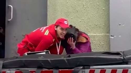 Ο ήρωας του Χάρκοβο: Ουκρανός νοσηλευτής αρνείται να εγκαταλείψει τραυματισμένη γυναίκα εν μέσω βομβαρδισμού [Βίντεο]