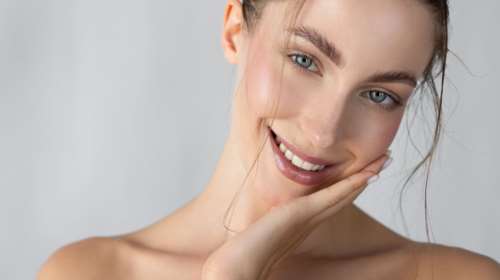 Αυτό το φυσικό συστατικό σβήνει τις καφέ κηλίδες και εξαφανίζει τις λεπτές γραμμές